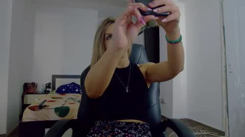 Snapshot of sellena_angel chatting on 10/30/25, 12:28 sellena_angel online show from 10/30/25, 12:28