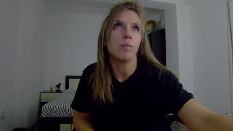 Snapshot of sellena_angel chatting on 11/13/25, 08:30 sellena_angel online show from 11/13/25, 08:30