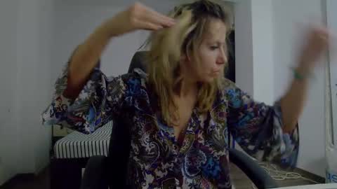 Snapshot of sellena_angel chatting on 11/16/25, 11:49 sellena_angel online show from 11/16/25, 11:49