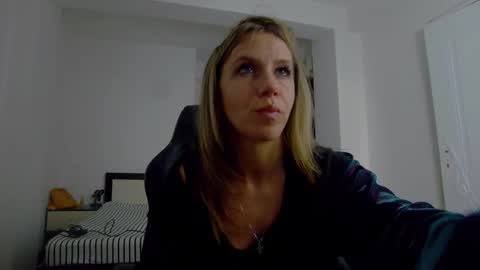 Snapshot of sellena_angel chatting on 11/22/25, 10:03 sellena_angel online show from 11/22/25, 10:03