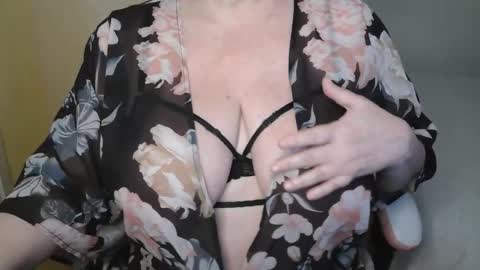 Snapshot of sensual_cris chatting on 04/27/26, 08:45 CRIS online show from 04/27/26, 08:45