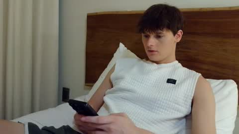 Snapshot of sensualalien chatting on 05/08/26, 01:22 Cam online show from 05/08/26, 01:22