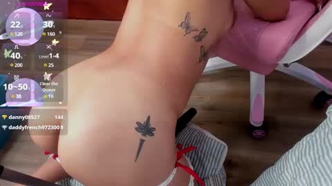 Snapshot of serena_jeyns chatting on 12/22/24, 03:00 SERE online show from 12/22/24, 03:00