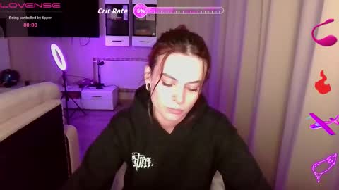 Snapshot of serenamilss chatting on 09/30/25, 04:23 serenamilss online show from 09/30/25, 04:23