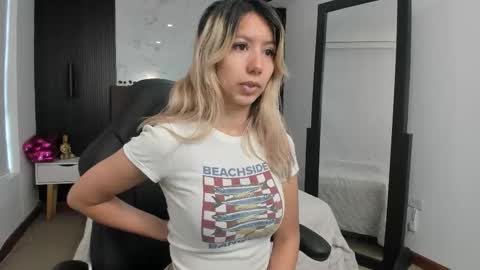 Snapshot of serene_waves chatting on 02/18/26, 01:18 Serene online show from 02/18/26, 01:18