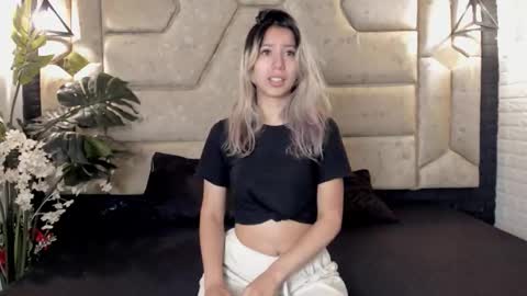 Snapshot of serene_waves chatting on 02/27/26, 01:00 Serene online show from 02/27/26, 01:00