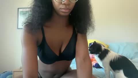 Snapshot of serenitybee chatting on 09/28/25, 04:56 Serenity Bee online show from 09/28/25, 04:56