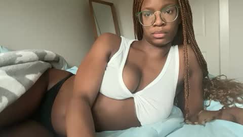 Snapshot of serenitybee chatting on 11/19/25, 04:40 Serenity Bee online show from 11/19/25, 04:40