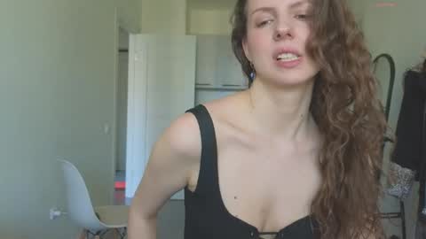 Snapshot of sereta_fin chatting on 06/07/26, 10:41 Hey Guys and Girls non-binary personalities Im Sereta online show from 06/07/26, 10:41