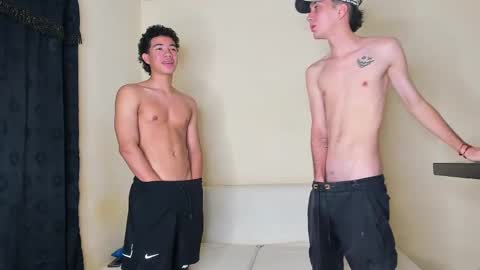 Izzy19Yearsgirl with glasseDereck18yearsboy with glasse Alice 19years-Dany 19 years online show from 10/01/25, 05:57