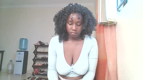 Snapshot of sexxy_thick_ebony chatting on 09/15/25, 06:24 Sweet doll online show from 09/15/25, 06:24