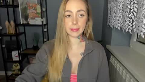 Snapshot of sexy_coralie chatting on 12/17/24, 11:39 C o r a l i e online show from 12/17/24, 11:39