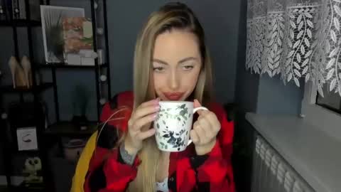 Snapshot of sexy_coralie chatting on 12/24/24, 08:11 C o r a l i e online show from 12/24/24, 08:11