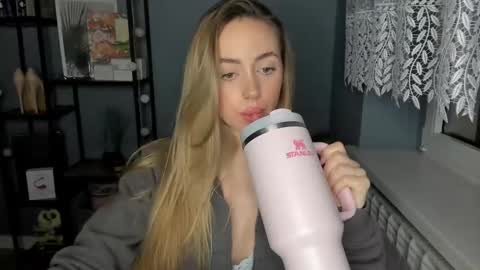 Snapshot of sexy_coralie chatting on 01/05/25, 08:52 C o r a l i e online show from 01/05/25, 08:52