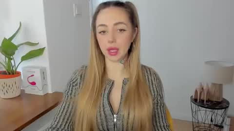 Snapshot of sexy_coralie chatting on 01/24/25, 07:41 C o r a l i e online show from 01/24/25, 07:41