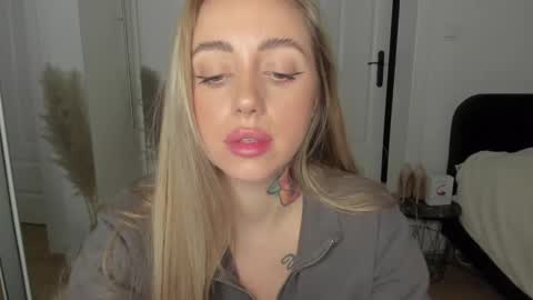 Snapshot of sexy_coralie chatting on 02/26/25, 08:33 C o r a l i e online show from 02/26/25, 08:33