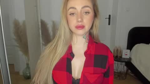 Snapshot of sexy_coralie chatting on 02/28/25, 05:48 C o r a l i e online show from 02/28/25, 05:48