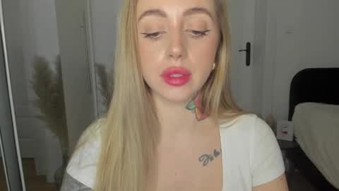 Snapshot of sexy_coralie chatting on 03/11/25, 06:30 C o r a l i e online show from 03/11/25, 06:30