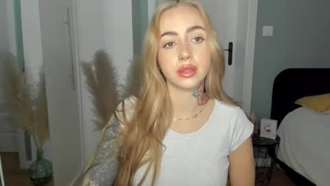 C o r a l i e online show from 04/10/26, 07:24