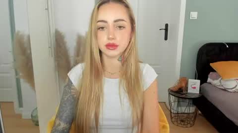 Snapshot of sexy_coralie chatting on 06/25/26, 07:13 C o r a l i e online show from 06/25/26, 07:13