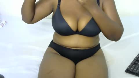 Snapshot of sexy_curvy2 chatting on 10/03/25, 10:23 bubble online show from 10/03/25, 10:23
