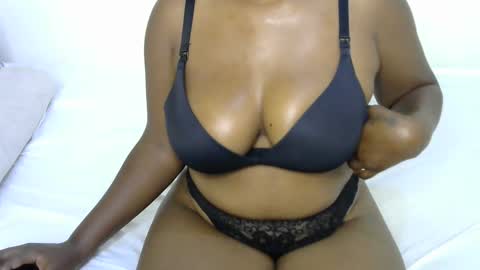 Snapshot of sexy_curvy2 chatting on 10/06/25, 01:25 bubble online show from 10/06/25, 01:25