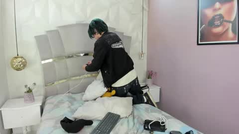 Snapshot of sexy_hot_boyy chatting on 12/17/24, 12:11 Dereck Martinez online show from 12/17/24, 12:11