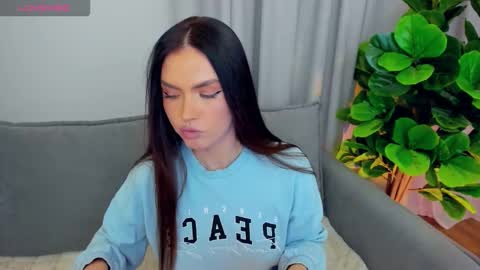 Snapshot of sexyangeloux chatting on 11/02/25, 10:12 Lou online show from 11/02/25, 10:12