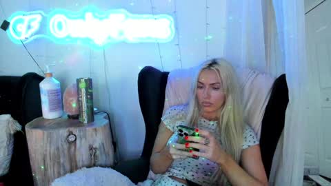 Snapshot of sexyashley_21 chatting on 02/08/25, 02:15 Ashley Teal online show from 02/08/25, 02:15