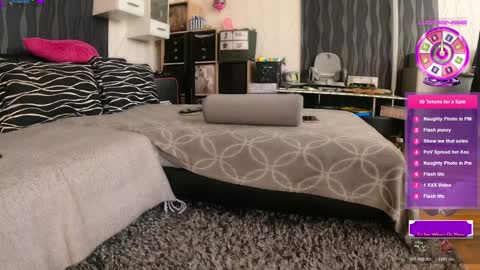 Snapshot of sexydea chatting on 02/04/26, 12:44 XDA online show from 02/04/26, 12:44