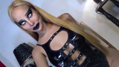 Snapshot of sexylusty2258 chatting on 03/12/25, 01:47 Queen Sofia online show from 03/12/25, 01:47