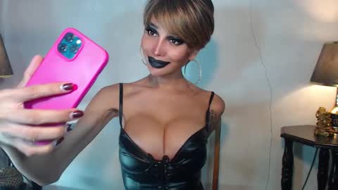 Queen Sofia online show from 05/01/26, 03:11