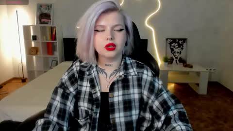 Snapshot of shadow__purr chatting on 11/11/25, 07:41 Lana online show from 11/11/25, 07:41