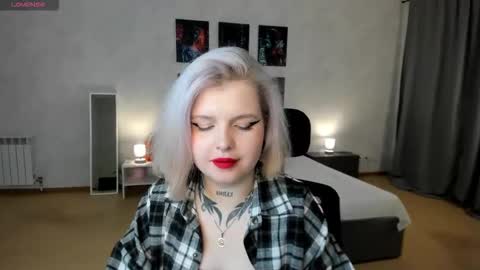 Snapshot of shadow__purr chatting on 11/12/25, 01:39 Lana online show from 11/12/25, 01:39