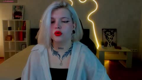 Snapshot of shadow__purr chatting on 11/17/25, 01:22 Lana online show from 11/17/25, 01:22