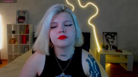 Snapshot of shadow__purr chatting on 11/18/25, 01:22 Lana online show from 11/18/25, 01:22