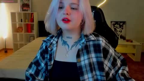 Snapshot of shadow__purr chatting on 11/22/25, 01:37 Lana online show from 11/22/25, 01:37