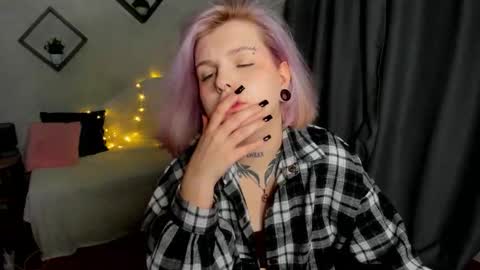 Snapshot of shadow__purr chatting on 11/28/25, 02:36 Lana online show from 11/28/25, 02:36