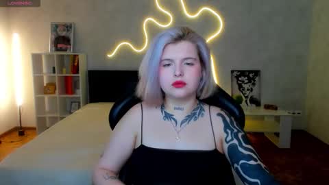 Snapshot of shadow__purr chatting on 11/30/25, 01:53 Lana online show from 11/30/25, 01:53