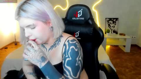 Snapshot of shadow__purr chatting on 12/01/25, 01:32 Lana online show from 12/01/25, 01:32