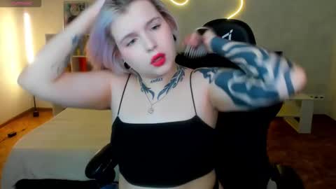 Snapshot of shadow__purr chatting on 12/02/25, 01:33 Lana online show from 12/02/25, 01:33