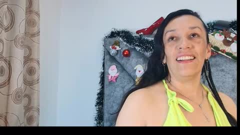 Snapshot of shantey_laurent chatting on 12/15/25, 01:26 shantey online show from 12/15/25, 01:26