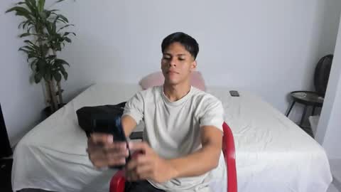 shark_boy21 online show from 10/26/25, 10:04