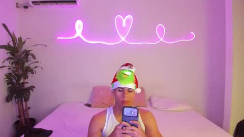 shark_boy21 online show from 11/30/25, 12:36