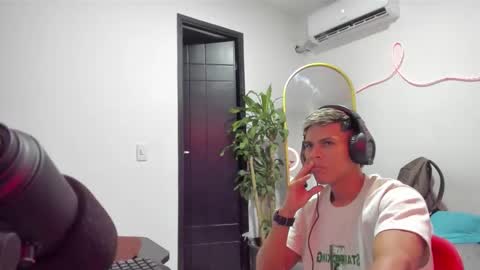 shark_boy21 online show from 01/18/26, 12:58