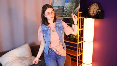 Snapshot of sharolynjaynes chatting on 12/23/25, 04:21 Hello im LIa online show from 12/23/25, 04:21