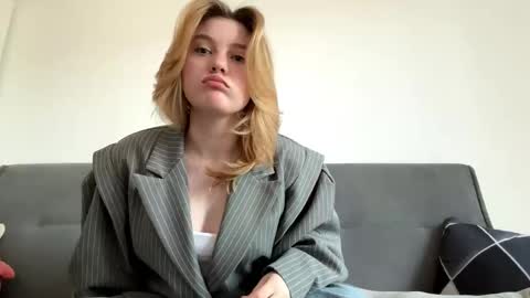 Snapshot of sharriheibult chatting on 03/30/26, 01:12 Delia online show from 03/30/26, 01:12