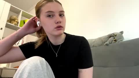 Snapshot of sharriheibult chatting on 04/12/26, 12:10 Delia online show from 04/12/26, 12:10