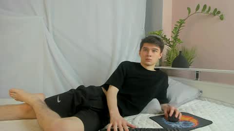 Max online show from 04/15/26, 07:58