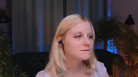 Snapshot of shinejoan chatting on 09/13/25, 03:12 help me reach my first 25 thumbs up online show from 09/13/25, 03:12